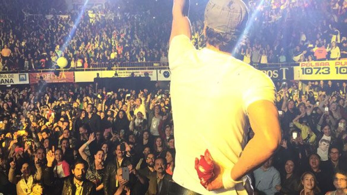 Bίντεο: Η «ματωμένη» συναυλία του Enrique Iglesias στο Μεξικό